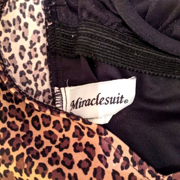 MIRACLE SUIT Women Swimsuit One piece Leopard High Leg Halter Underwire Sz 10 - Picture 4 of 7